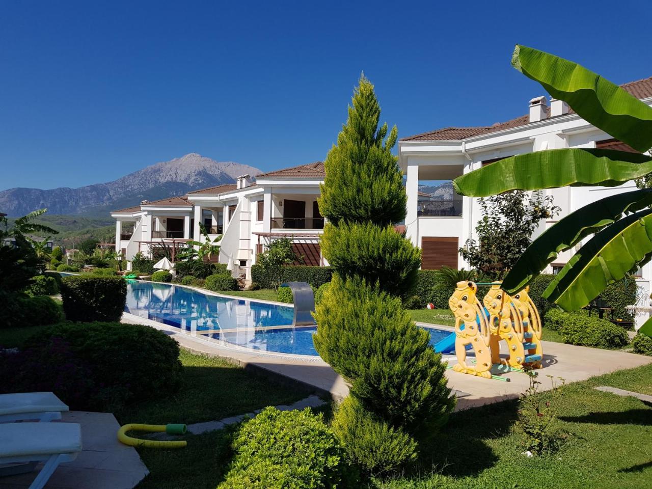 Cristal Villalar Kemer Luaran gambar