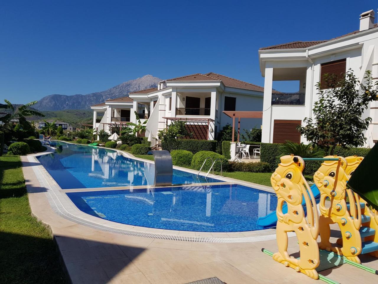 Cristal Villalar Kemer Luaran gambar